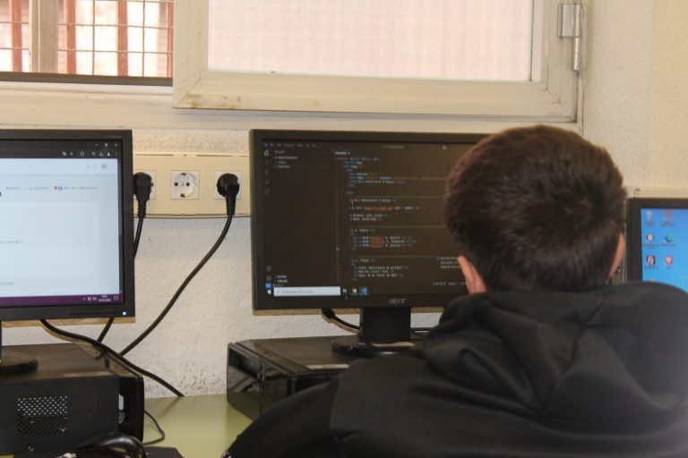 Hackathon de ciberseguretat amb portàtils a les fosques
